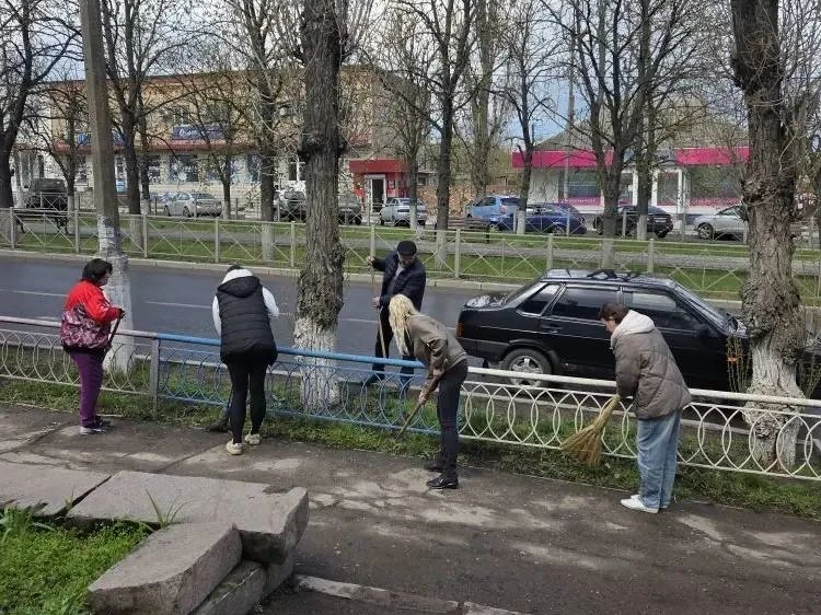 В Мангушском муниципальном округе продолжаются субботники в рамках весенней акции «Зелёный Донбасс».