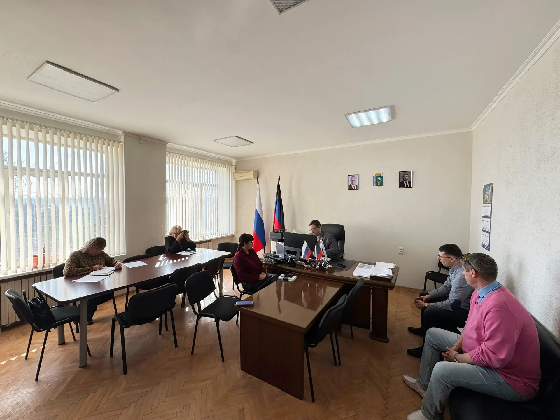 Первый заместитель главы администрации Мангушского муниципального округа Владимир Топузов провел расширенное оперативное совещание. .